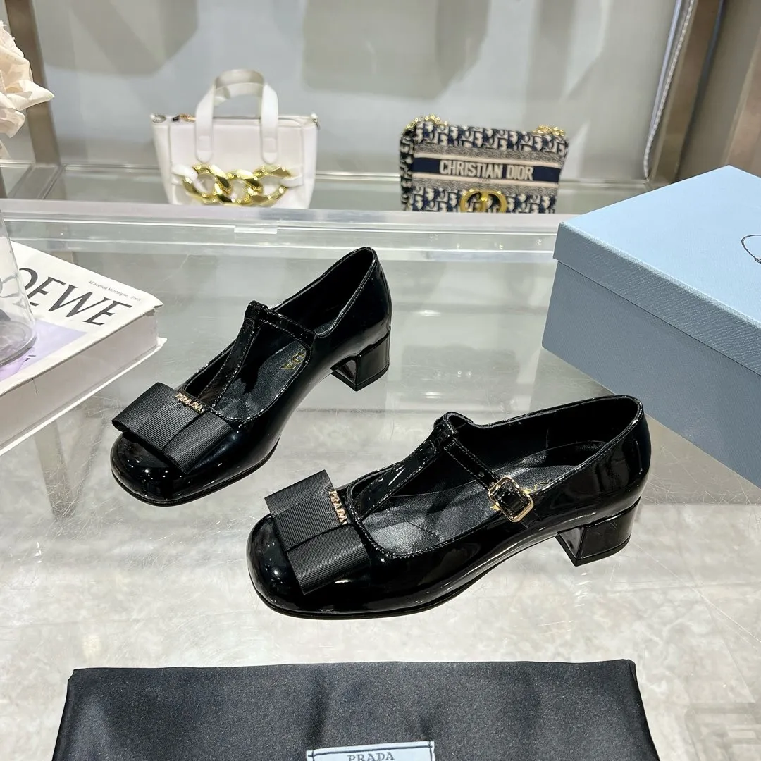 👟👟Ex-factory price 540👟👟 Prada 25ss early spring new model 🌟 Recommended by major bloggers in Xiaohongshu, showing classic charm. Injection-molded leather outsole, imported mixed-breed sheep lining. These velvet-textured pumps combine elegance with modern sophistication, and the delicate bow adds a romantic touch. The upper is decorated with grosgrain bow and metal buckle. Metal letter logo. Decorated with metal letter logo. Velvet texture covered heel with height 4.5cm. Size: 35 to 40 (41 is custom-made and cannot be returned or exchanged)